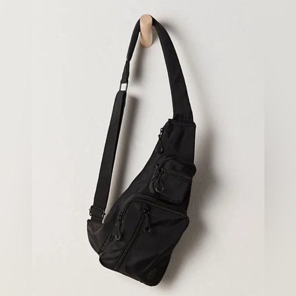 Free People Handbags - NWT Free People Sprinter Sling Bag in Black